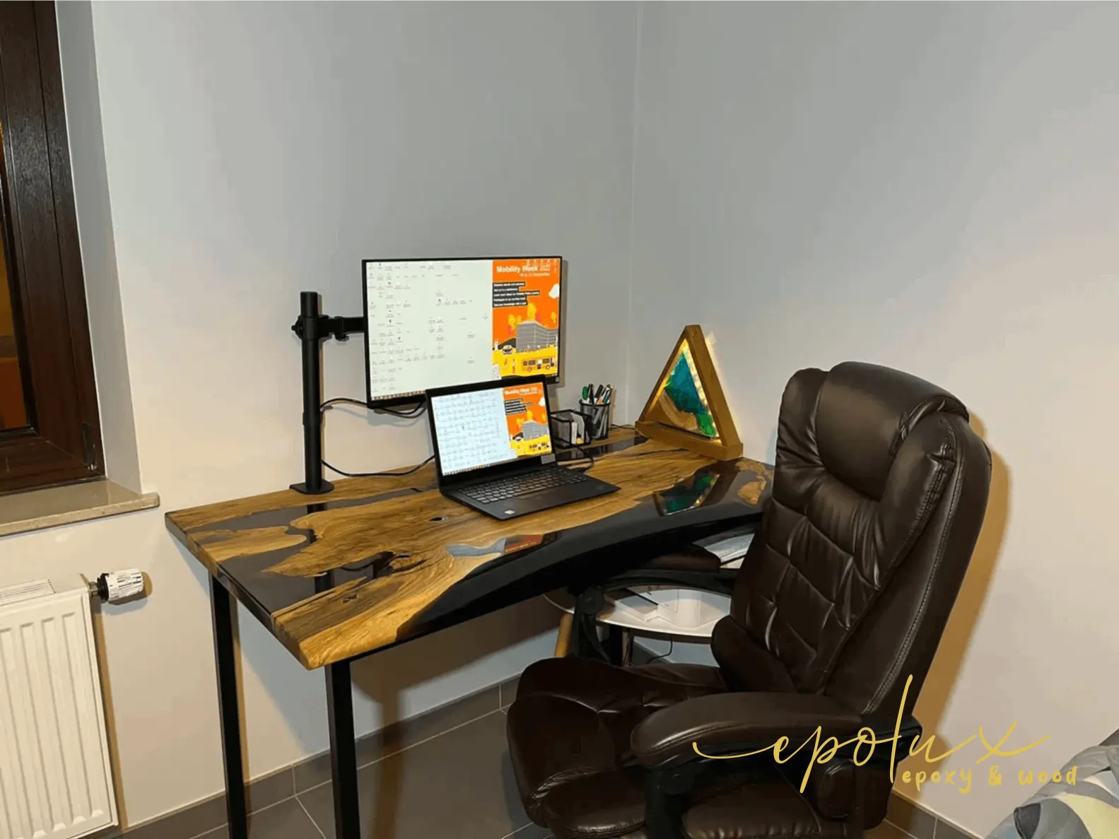 Desk table 100